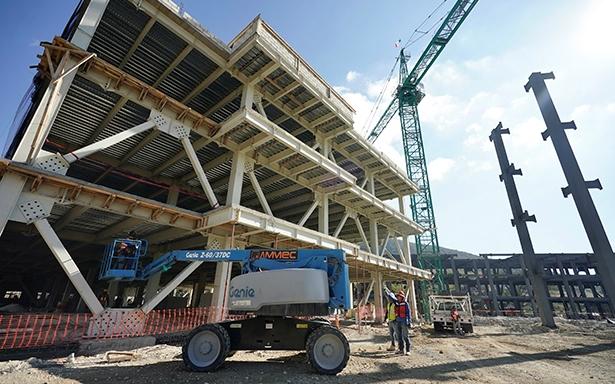 Estructura metálica en obra de edificación de RIVOLTA, con grúa y plataforma de elevación